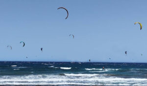 kitesurfistas disfrutando del viento