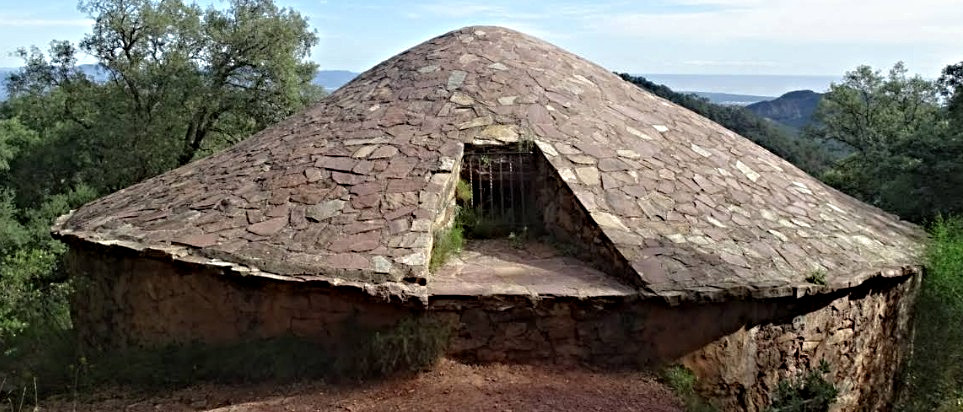 Antigua Nevera de Castro en el Parque Natural de la Sierra de Espadán, una construcción circular de piedra tradicional para el comercio de nieve en Castellón
